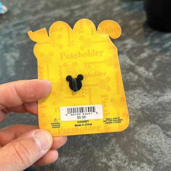 Disney 2005 Passholder Exclusive, Mickey Mouse Disney Pin. Original owner. - Picture 3 of 6